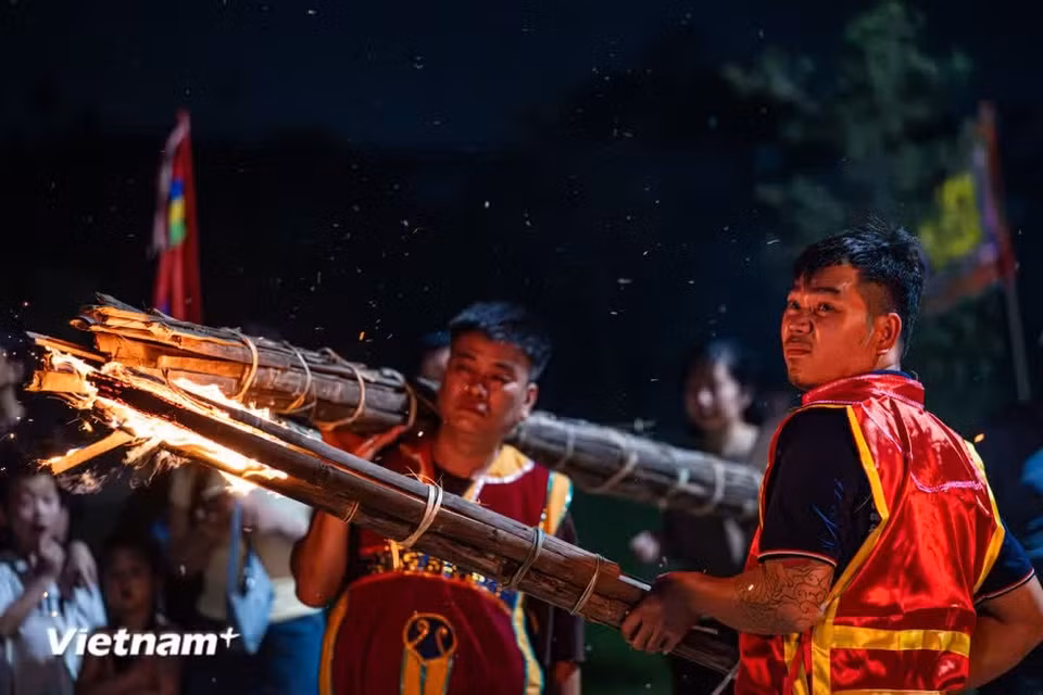 Après plusieurs siècles d’existence, la fête de Tuong Phieu a conservé toute son originalité. Bien que la distance entre le temple et la maison communale ne dépasse guère un kilomètre, la procession rassemble toujours une foule considérable. Photo : Vietnam+