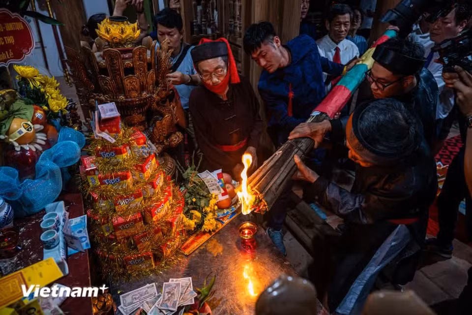 Afin de perpétuer le souvenir de ces adieux empreints de respect et d’émotion, les habitants de Tuong Phieu organisent, les années du Rat, du Cheval, du Chat et du Coq selon le calendrier traditionnel, une fête dédiée aux Trois Saints Tan et au génie tutélaire du village. Photo : Vietnam+