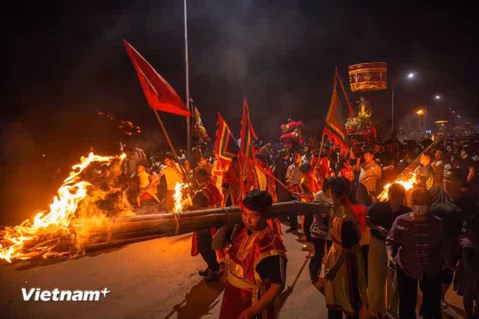 Outre les quatre grandes torches, la fête comprend également de nombreuses torches plus petites appelées "torches-dragon". Selon les anciens du village, cette célébration est organisée depuis 1432 et se tient tous les trois ans. Photo : Vietnam+