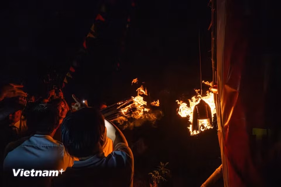 Selon la coutume, au matin du 14e jour du premier mois lunaire, les habitants escortent le génie de la maison communale jusqu’au temple Ngo Son au son des tambours. Après le rituel de prise et d’allumage du feu sacré, les quatre grandes torches sont embrasées, illuminant le ciel nocturne de Tuong Phieu. Photo : Vietnam+