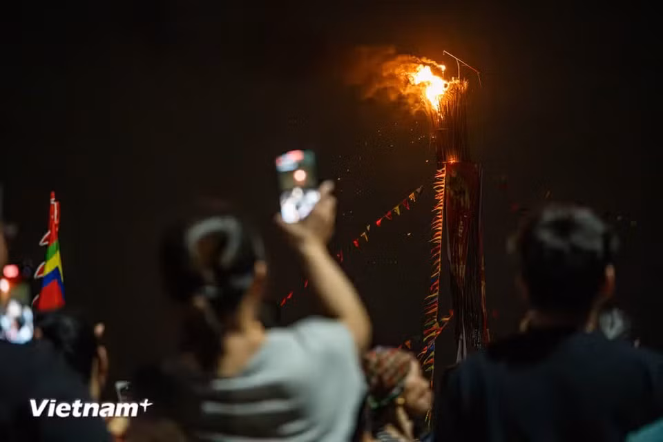 Dans l’obscurité de la nuit, les quatre torches géantes en bambou, hautes comme un immeuble de trois à quatre étages, éclairent le chemin du cortège sacré entre le temple et le village. Photo : Vietnam+