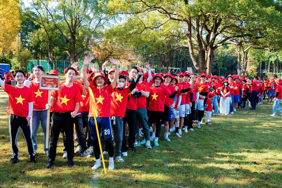 Un groupe de la communauté participant à la formation du drapeau vietnamien. Photo : VNA
