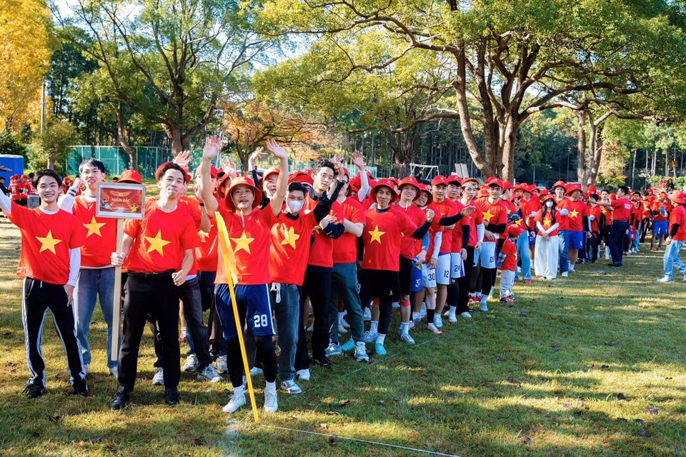 Un groupe de la communauté participant à la formation du drapeau vietnamien. Photo : VNA