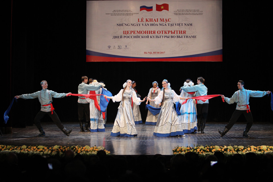 Spectacle de bienvenue de la troupe nationale de danse académique russe Beryozka lors de la cérémonie d'ouverture des Journées culturelles russes au Vietnam, le 5 octobre 2017. Photo: VNA