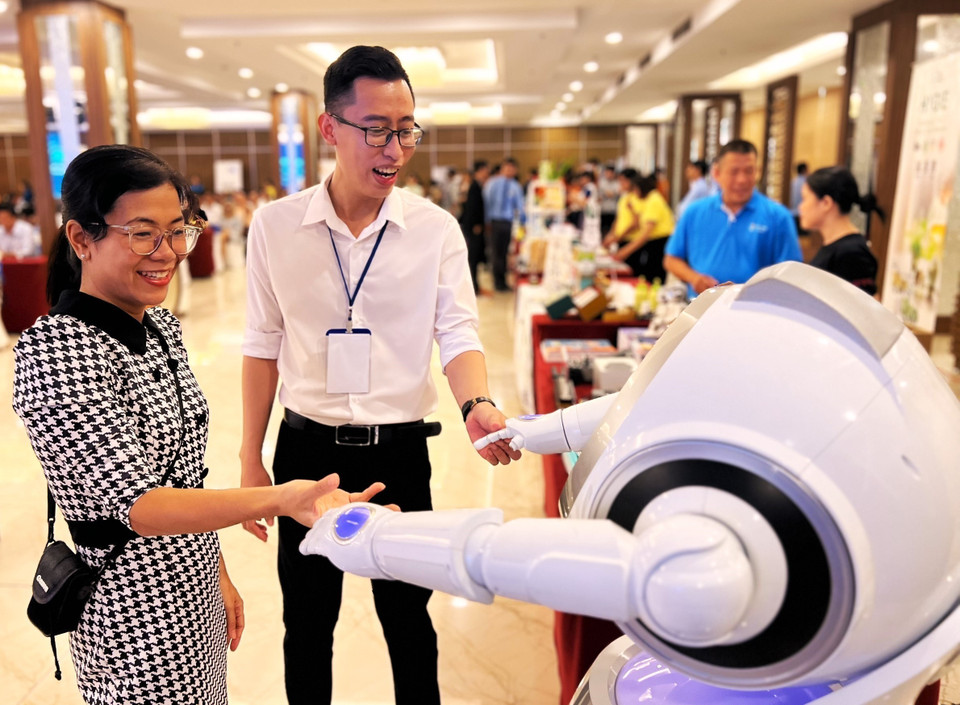 Lors de l'atelier de 2024 à Can Tho (Sud) sur le développement des ressources humaines en science, technologie et innovation de niveau international, les délégués interagissent avec les robots présentés.. Photo : VNA