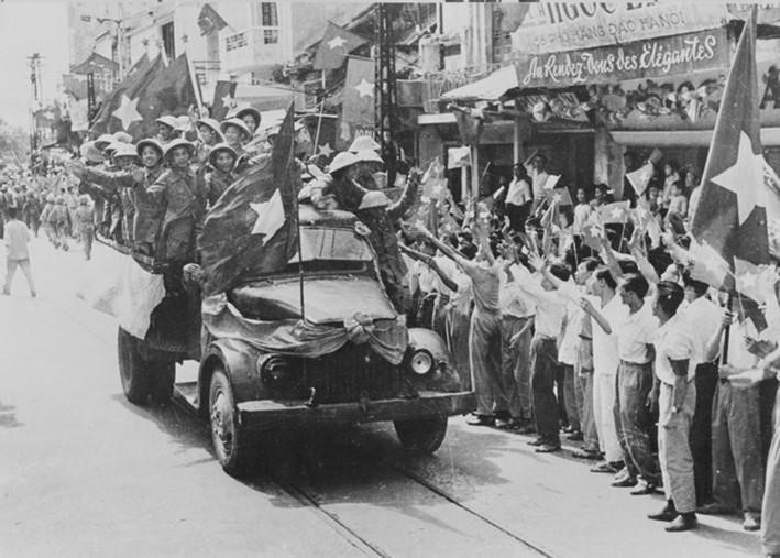 Le matin du 10 octobre 1954, accompagnés par une foule immense et en liesse, les combattants de la Division 308 ont fait leur entrée triomphale dans Hanoï, marquant ainsi la fin d'une longue et difficile guerre de libération nationale.. Photo : archives de la VNA
