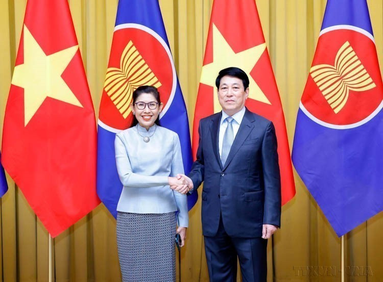 Le président Luong Cuong reçoit le 19 février 2025, au Palais présidentiel, l'ambassadrice de Thaïlande au Vietnam, Urawadee Sriphiromya. Photo : VNA