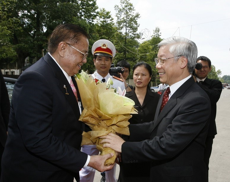 Le président de l'Assemblée nationale, Nguyen Phu Trong (droite), accueille le président de l'Assemblée nationale thaïlandaise, Chai Chidchob, lors de sa visite officielle d'amitié au Vietnam du 21 au 22 juillet 2009. Photo : VNA