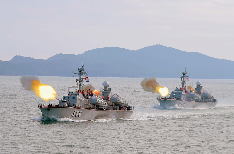 Les navires 356 et 357 de la Brigade 170 (Région navale 1) s’entraînent au tir réel en mer. Photo fournie par l’unité.