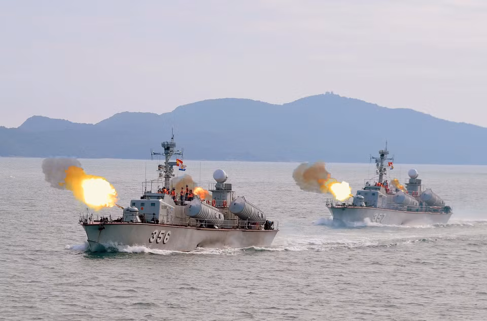 Les navires 356 et 357 de la Brigade 170 (Région navale 1) s’entraînent au tir réel en mer. Photo fournie par l’unité.