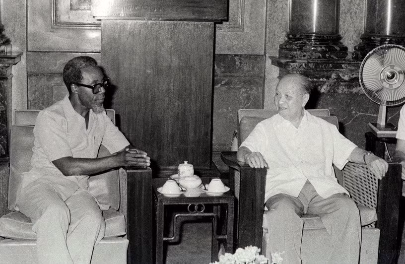 Le président du Conseil d'État Truong Chinh (droite) reçoit le ministre angolais du Commerce extérieur, Ismael Gaspar Martins, en visite au Vietnam (21 juin 1984). Photo : VNA