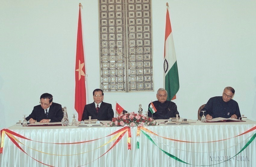 Le 1er mai 2003, à New Delhi, le secrétaire général du Parti Nong Duc Manh et le Premier ministre indien Atal Bihari Vajpayee assistent à la cérémonie de signature de la « Déclaration conjointe sur le cadre de coopération intégrale entre le Vietnam et l'Inde à l'aube du 20e siècle ». Photo : VNA