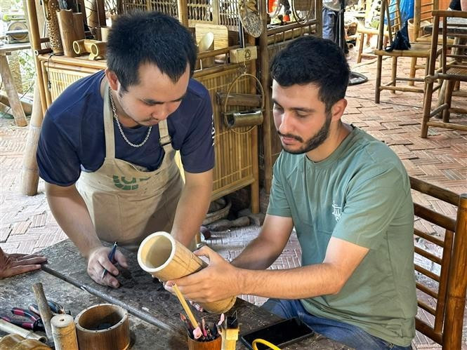 Un visiteur expérimente l’artisanat local à Da Nang. Photo: VNA