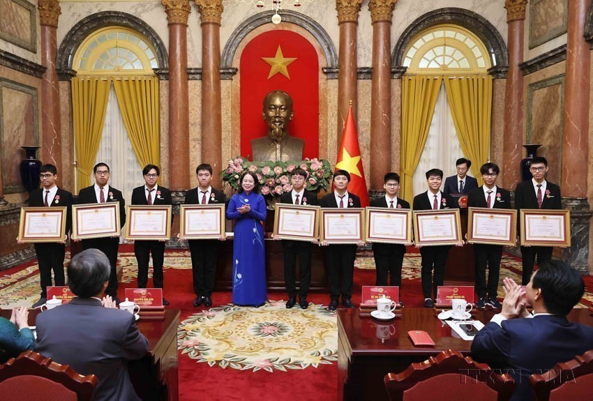 La vice-présidente Vo Thi Anh Xuân rencontre et remet la Médaille du travail aux étudiants lauréats des Olympiades internationales des sciences et technologies (Hanoï, 28 décembre 2024). Photo : VNA
