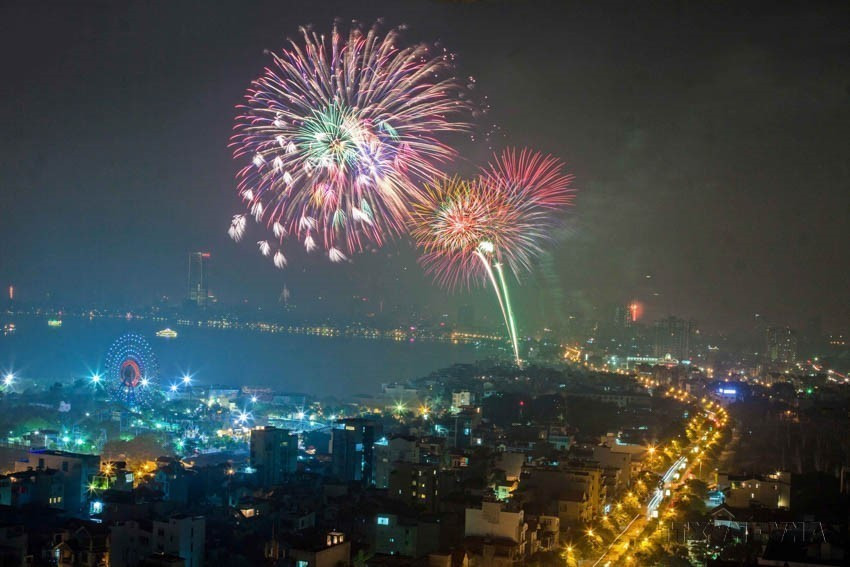 Feux d'artifice célébrant la Fête nationale du 2 septembre à Hanoï. Photo : VNA