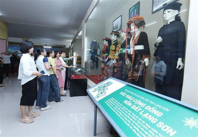 Une découverte culturelle captivante à travers l’exposition inédite sur la terre et les gens de Lang Son. Photo: VNA