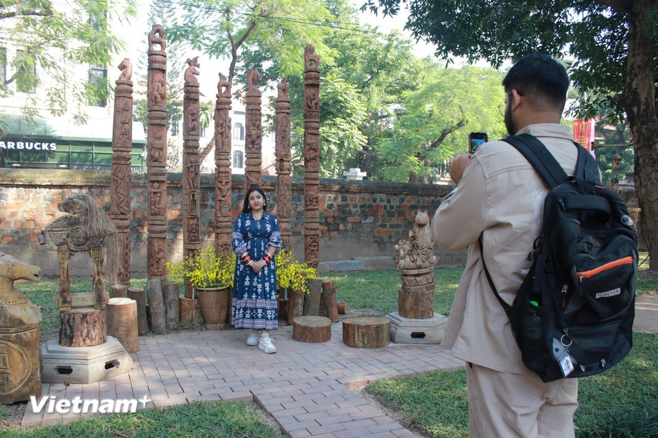 Entre janvier et mars, dans la cour Thai Hoc — située à l’extrémité du Temple de la Littérature de Hanoï — se tient l’exposition "Les chevaux de retour en ville", organisée à l’occasion du passage à l’année du Cheval 2026. Photo : Vietnam+