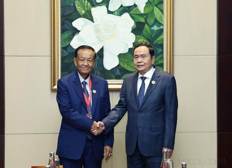 Le président de l'Assemblée nationale, Tran Thanh Man (droite), rencontre le 19 octobre 2024 le président de la Chambre des représentants thaïlandaise, Wan Muhamad Noor Matha, lors de sa participation à l'AIPA-45 à Vientiane (Laos). Photo : VNA