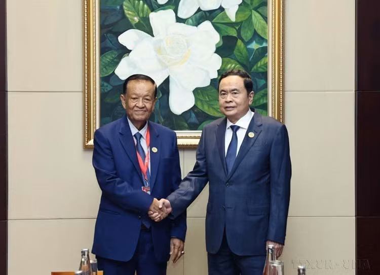 Le président de l'Assemblée nationale, Tran Thanh Man (droite), rencontre le 19 octobre 2024 le président de la Chambre des représentants thaïlandaise, Wan Muhamad Noor Matha, lors de sa participation à l'AIPA-45 à Vientiane (Laos). Photo : VNA