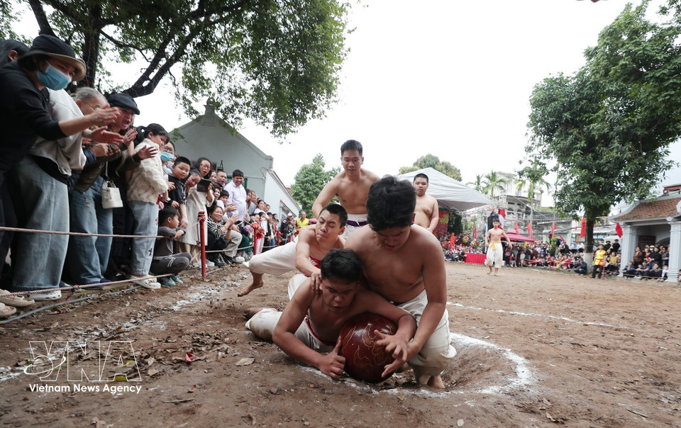 Au festival Vât Câu, les joueurs luttent pour s'emparer de la balle tout en essayant de ne pas blesser leurs adversaires.