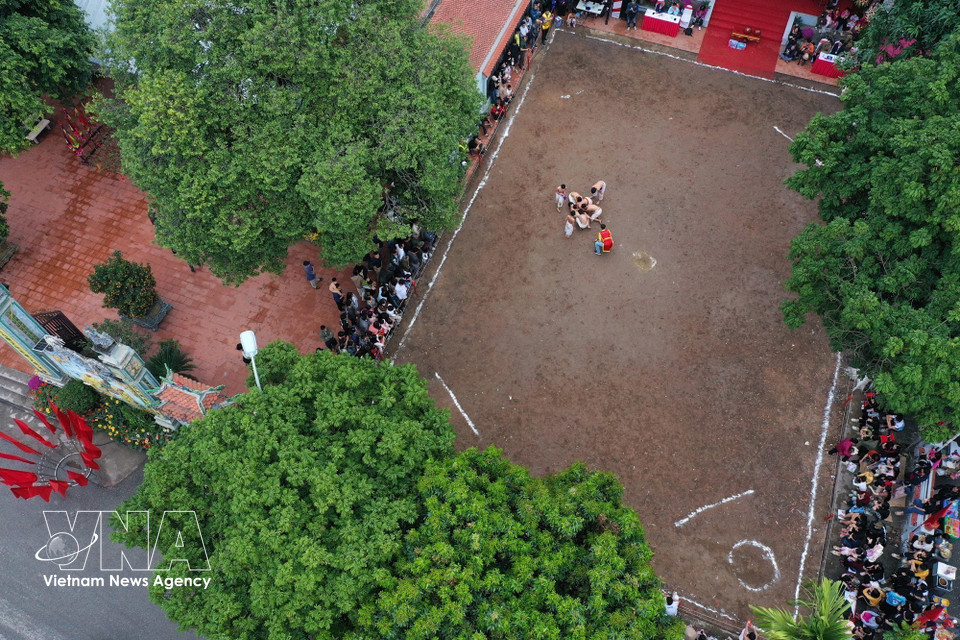 Chaque match est disputé par 4 équipes, chacune composée de deux joueurs portant des pantalons blancs. Des spectateurs reconnaissent les équipes grâce à la couleur de leurs ceintures. Les joueurs s’affrontent sur un terrain et le but est de pousser la balle en bois de jaquier vers un trou creusé à l'angle de chaque camp.