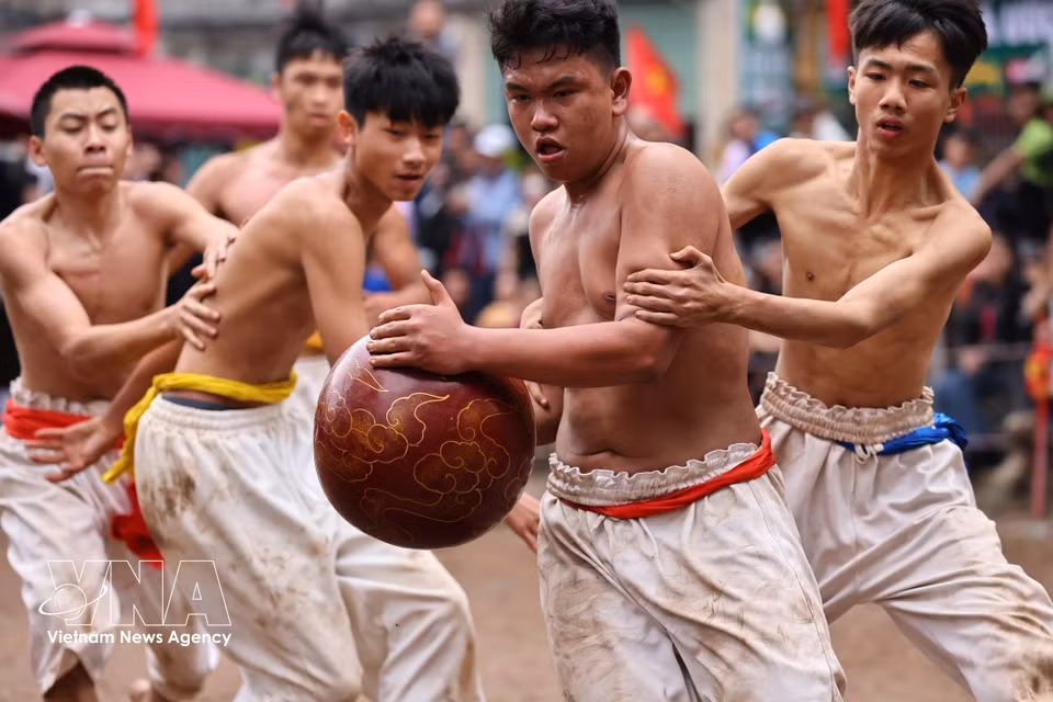 Beaucoup de villageois de Thuy Linh et de visiteurs viennent voir ce sport traditionnel pendant les premiers jours printaniers.