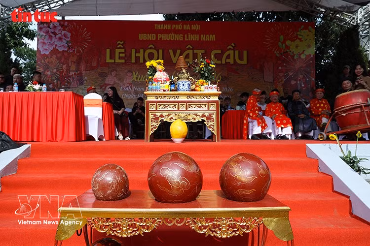 Il s'agit d'une compétition où des jeunes hommes se disputent une lourde balle en bois, pesant environ 12 à 20 kg selon les catégories d'âge. Le but du festival est de rehausser l’esprit martial. C'est aussi l'occasion de commémorer les héros nationaux.