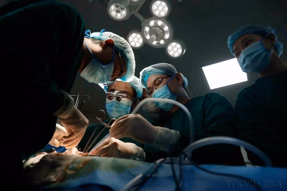 Le 8 septembre 2024, les médecins de l'hôpital général de Duc Giang à Hanoï ont réussi leur première transplantation rénale croisée. Photo : VNA