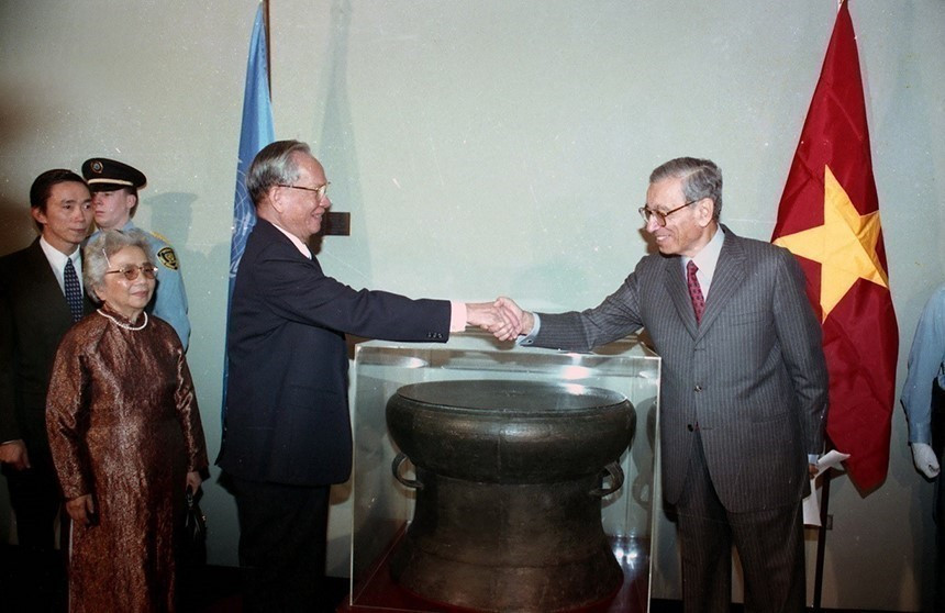À l’occasion de sa participation à la cérémonie commémorant le 50ᵉ anniversaire de la fondation de l’Organisation des Nations unies (1945-1995), dans l’après-midi du 25 octobre 1995, au siège de l’ONU à New York (États-Unis), le président de la République Le Duc Anh offre une réplique du tambour de bronze de Ngoc Lu du Vietnam au secrétaire général de l’ONU, Boutros Boutros-Ghali. Photo : VNA