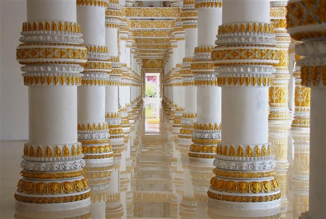 La cour sous la statue est souvent utilisée par les moines pour se reposer et étudier. Photo: VNA