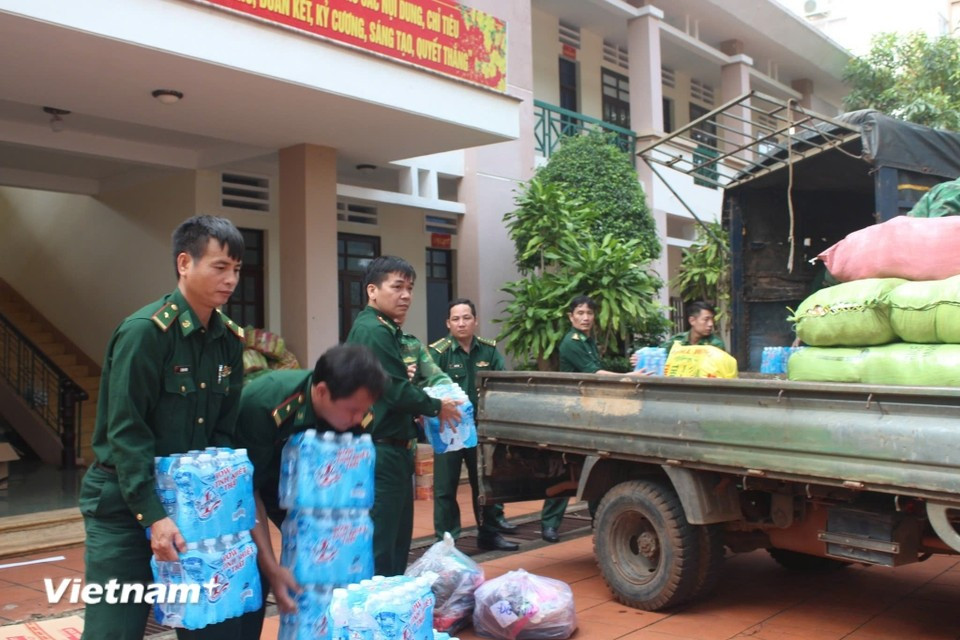 Dans les quartiers de Xuan Dai et Song Cau, le poste de garde-frontière de Xuan Dai a distribué 300 colis de secours et fourni 150 bidons d’eau potable aux habitants. Photo : Vietnam+