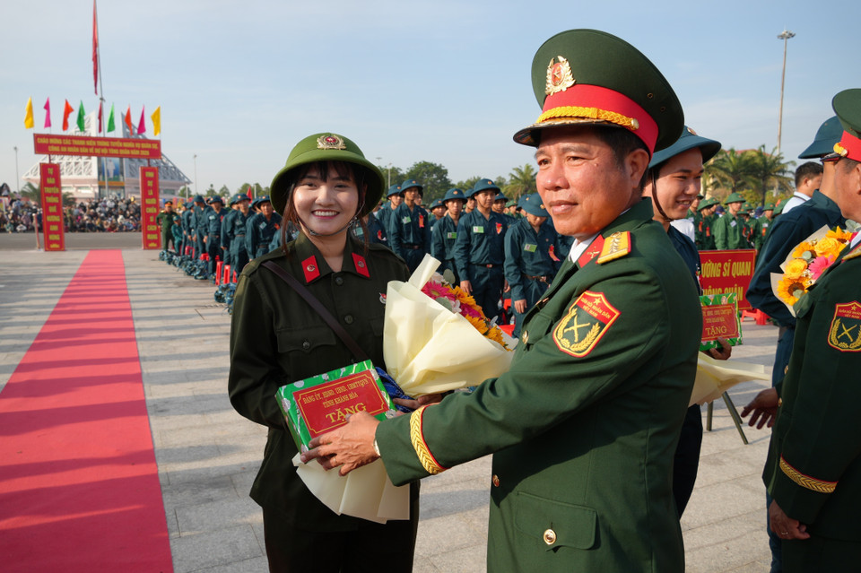 Des cadeaux sont remis aux jeunes de Khanh Hoa pour les encourager avant leur incorporation. Photo : VNA