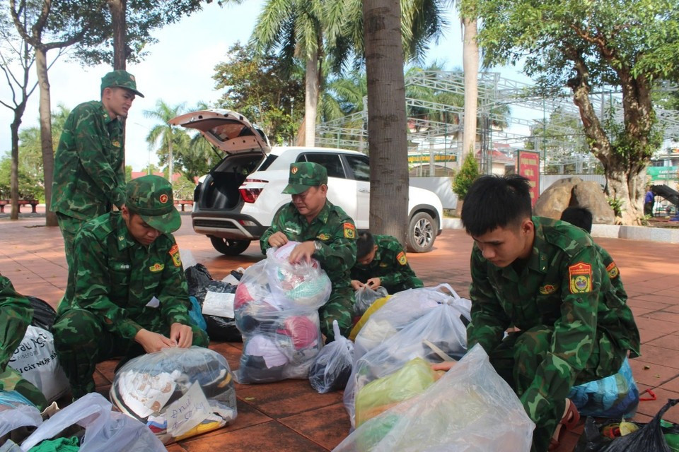Dans les communes d’Ô Loan, Tuy An Nam et Tuy An Dong, le poste de garde-frontière d’An Hai a mobilisé officiers et soldats pour coordonner avec la police et l’armée locale la distribution de 25 tonnes de produits de première nécessité aux villages sinistrés. Photo : Vietnam+