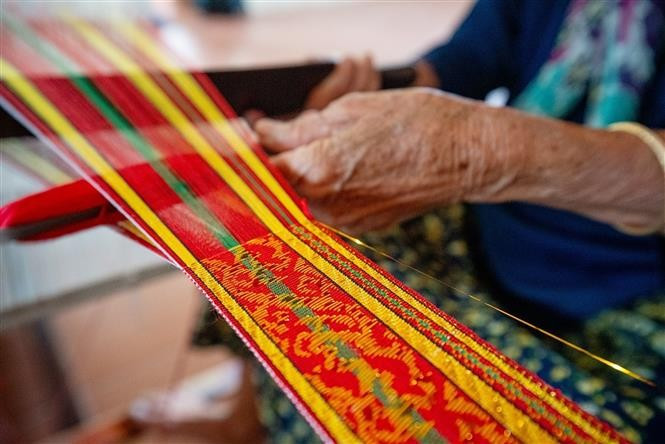 Les motifs des brocarts des Cham sont souvent très variés et colorés. Photo : VNA