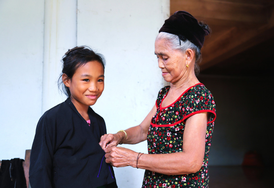 Les enfants O Du apprennent à porter les costumes traditionnels avant de participer à la cérémonie d’accueil du premier tonnerre, au rituel du fil au poignet et à la cérémonie de dénomination. Photo : VNA