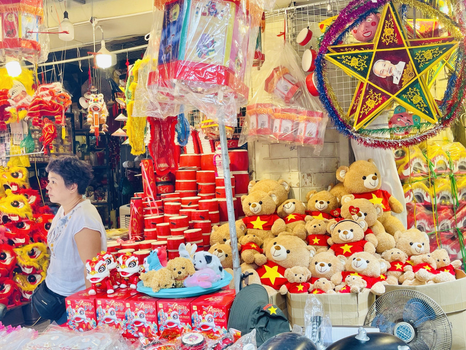 Les jouets originaux et traditionnels pour la Fête de la mi-automne sont exposés dans les magasins de la rue Hàng Ma (quartier de Hoàn Kiêm, à Hanoï). Cette rue est célèbre pour ses produits saisonniers et se pare de couleurs vives à l'approche du Têt Trung Thu, proposant une variété de lanternes, masques et autres jouets qui font la joie des enfants. Photo : VNA