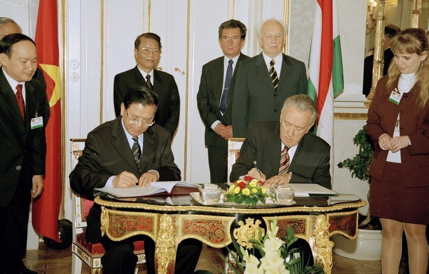 Le président hongrois Ferenc Mádl et le président Tran Duc Luong (gauche) assistent à la signature de la déclaration commune et de l'accord de coopération économique entre les deux pays (2004). Photo: VNA