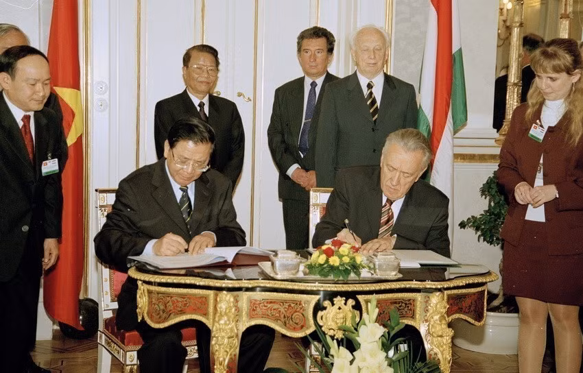 Le président hongrois Ferenc Mádl et le président Tran Duc Luong (gauche) assistent à la signature de la déclaration commune et de l'accord de coopération économique entre les deux pays (2004). Photo: VNA
