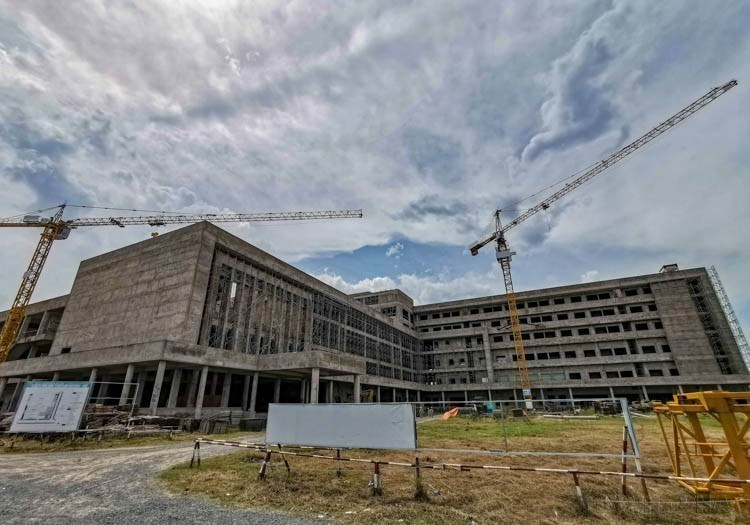 Chantier de construction d'un hôpital oncologique de 500 lits en cours à Can Tho. Ce projet d'envergure est rendu possible grâce à des prêts d'aide publique au développement (APD) octroyés par le gouvernement hongrois, témoignant de la coopération bilatérale entre les deux pays. Photo: VNA