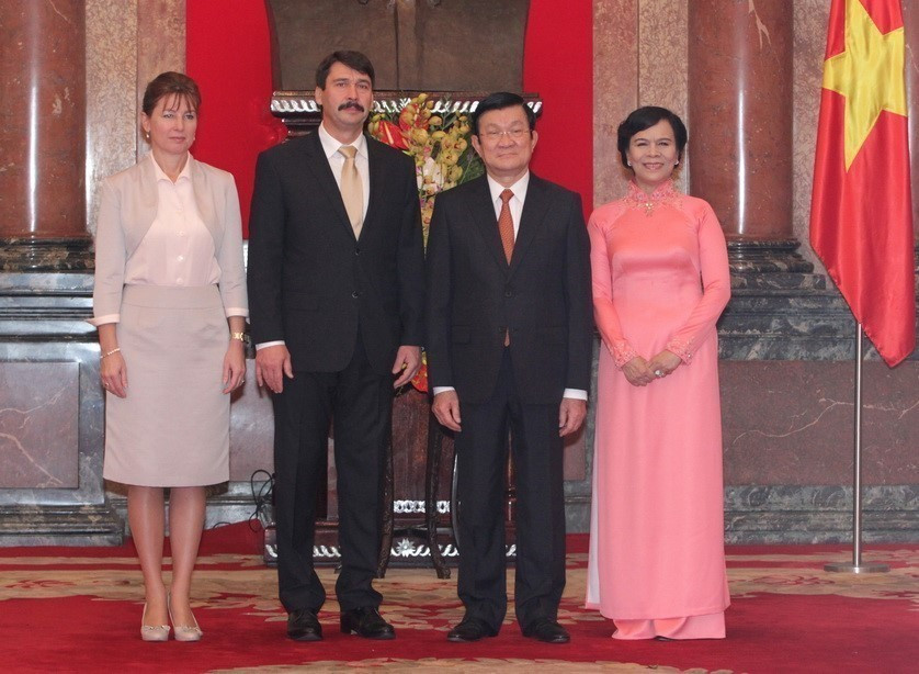 Le président Truong Tan Sang et son épouse (droite) accueillent le président hongrois János Ader et son épouse lors d'une visite d'État au Vietnam (Hanoï, 27 novembre 2014). Photo: VNA