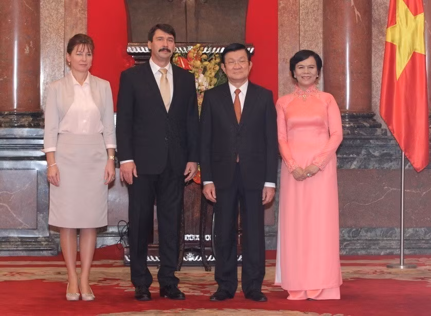 Le président Truong Tan Sang et son épouse (droite) accueillent le président hongrois János Ader et son épouse lors d'une visite d'État au Vietnam (Hanoï, 27 novembre 2014). Photo: VNA