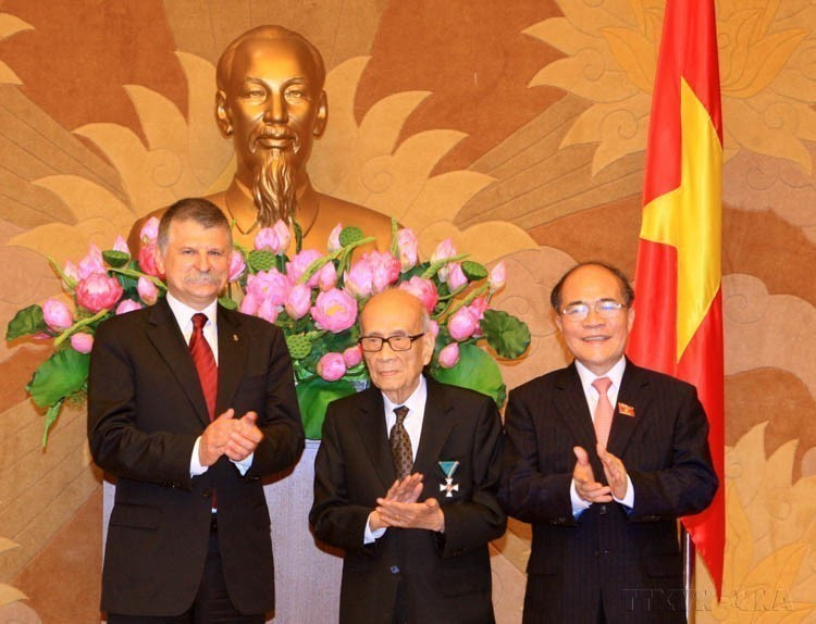 Le président de l'Assemblée nationale, Nguyen Sinh Hung (droite), et le président de l'Assemblée de Hongrie, László Kövér, félicitent le professeur Vu Khieu (centre) pour l'obtention de la Croix de Chevalier de Hongrie (Hanoï, 9 novembre 2015). Photo: VNA