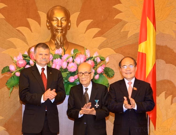 Le président de l'Assemblée nationale, Nguyen Sinh Hung (droite), et le président de l'Assemblée de Hongrie, László Kövér, félicitent le professeur Vu Khieu (centre) pour l'obtention de la Croix de Chevalier de Hongrie (Hanoï, 9 novembre 2015). Photo: VNA
