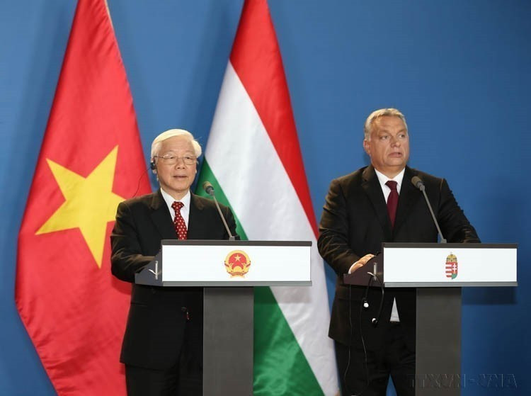 Lors d'une visite officielle en Hongrie, le Secrétaire général du Parti communiste du Vietnam, Nguyen Phu Trong (à gauche), et le Premier ministre hongrois, Viktor Orbán, annoncent le renforcement des relations bilatérales entre les deux pays (Budapest, 10 septembre 2018). Photo: VNA