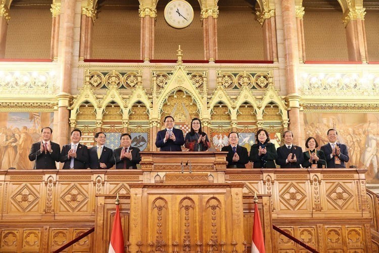 Le Premier ministre Pham Minh Chinh et son épouse visitent le Parlement de Budapest (19 janvier 2024). Photo: VNA