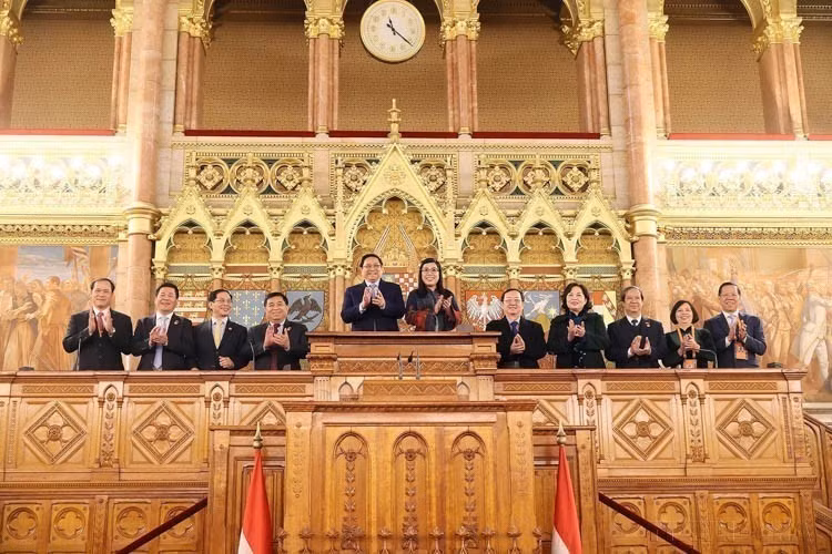 Le Premier ministre Pham Minh Chinh et son épouse visitent le Parlement de Budapest (19 janvier 2024). Photo: VNA