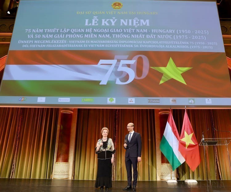 L'ambassadeur du Vietnam en Hongrie, Bui Le Thai, et la première vice-présidente du Parlement de Hongrie, Márta Mátrai, à la cérémonie célébrant le 75e anniversaire de l'établissement des relations diplomatiques entre le Vietnam et la Hongrie (3 février 1950) et le 50e de la libération du Sud et de la réunification nationale (30 avril 1975), tenue à Budapest. Photo : VNA