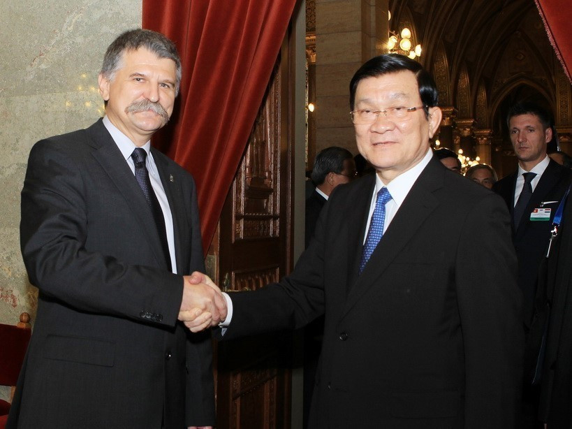 Le président Truong Tan Sang (droite) rencontre le président de l'Assemblée nationale hongroise, László Kövér, lors d'une visite d'État en Hongrie (Budapest, 16 septembre 2013). Photo: VNA