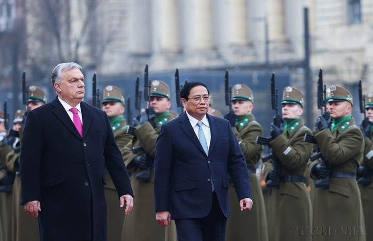 Le Premier ministre Viktor Orbán préside la cérémonie d'accueil du Premier ministre Pham Minh Chinh (droite), en visite officielle en Hongrie (Budapest, 18 janvier 2024). Photo: VNA