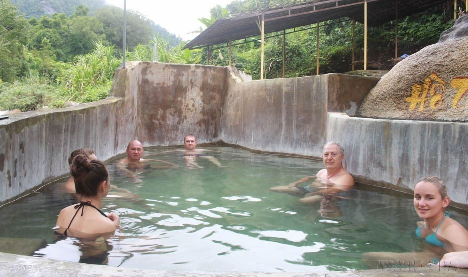 Khanh Hoa(Centre), avec sa côte magnifique et ses nombreuses îles, est une destination de choix pour les touristes du monde entier, en particulier les Russes. Parmi les nombreuses activités proposées, le bain minéral chaud s'est imposé comme une expérience incontournable. Photo : VNA